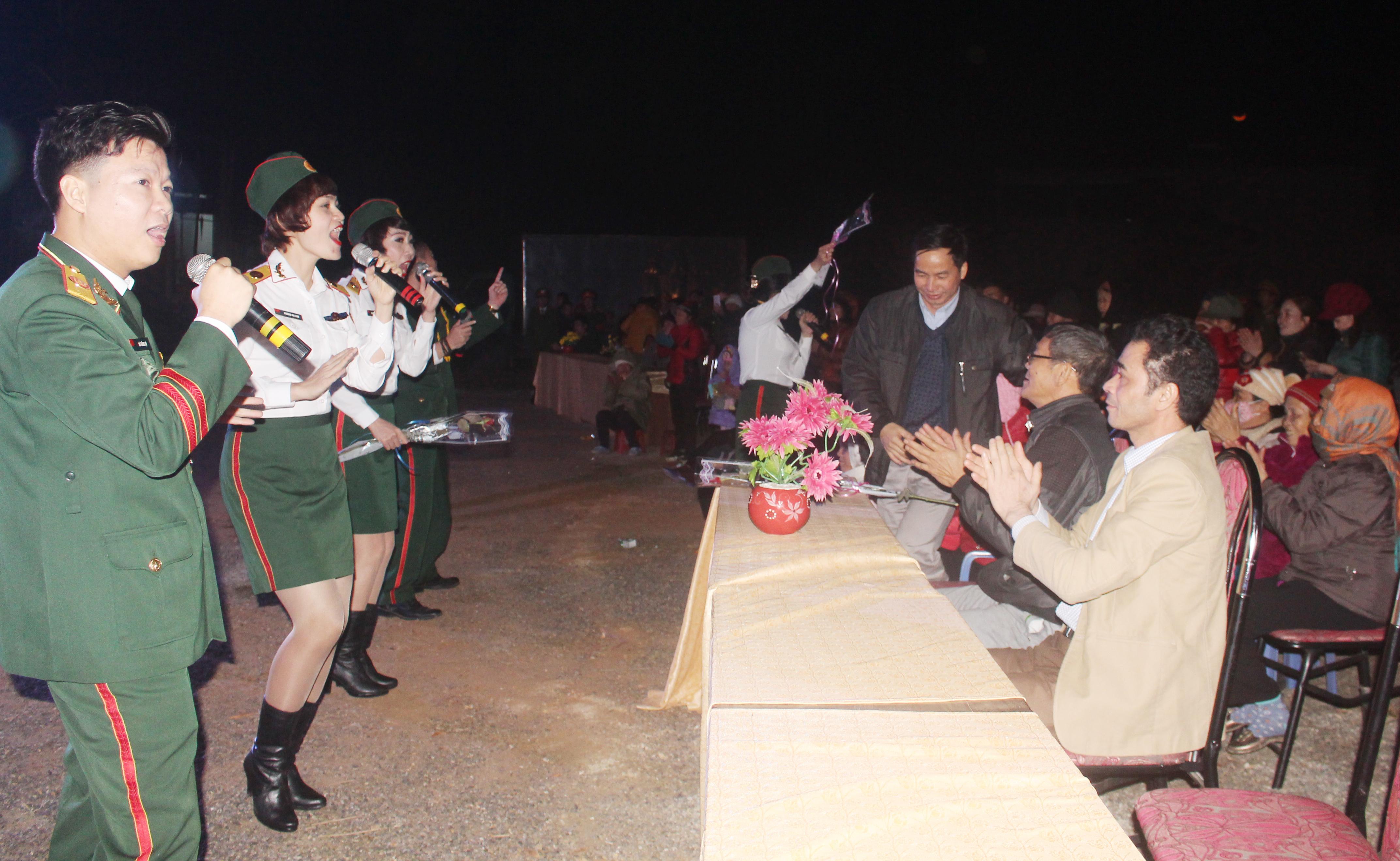 Xông pha như Văn công Quân khu 2